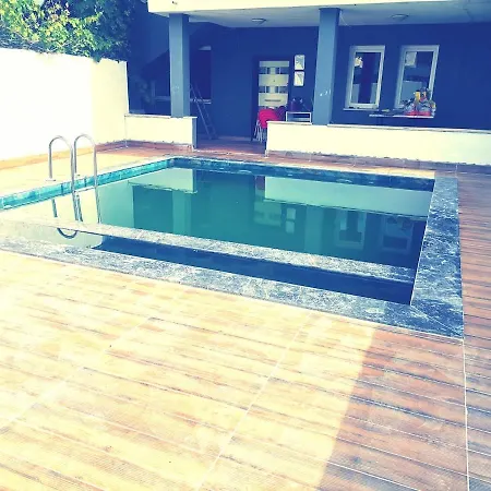 With Pool And Garden 빌라